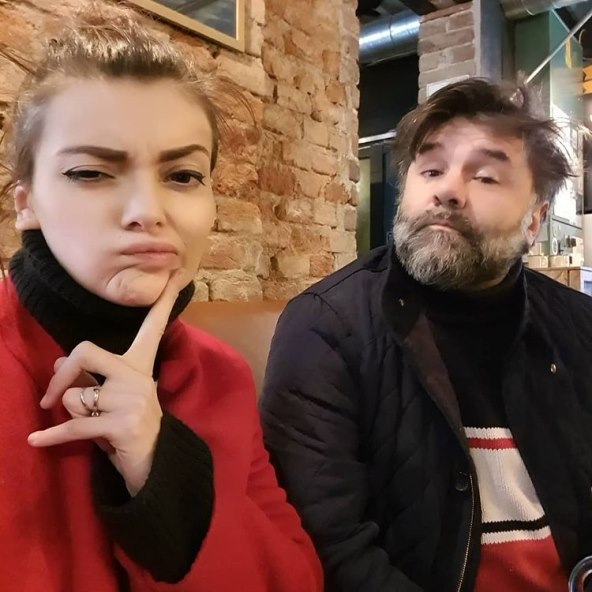 Ella Dvornik i Charles Pearce upoznali su se 2014. godine, a imaju dvije kćeri.jpg