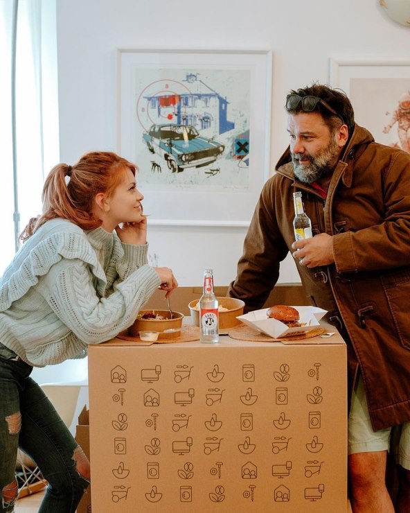 Ella Dvornik i Charles Pearce upoznali su se 2014. godine, a imaju dvije kćeri