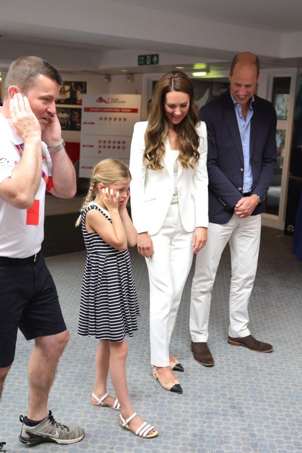 Kate Middleton u bijelom odijelu i slingback balerinkama