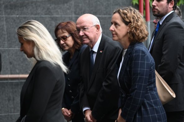 Nina Obuljen Koržinek na sprovodu Mislava Bage