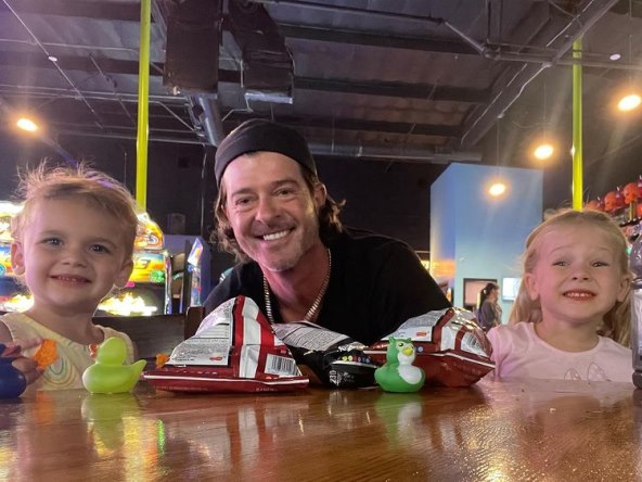 Robin Thicke u vezi je s April Love Geary