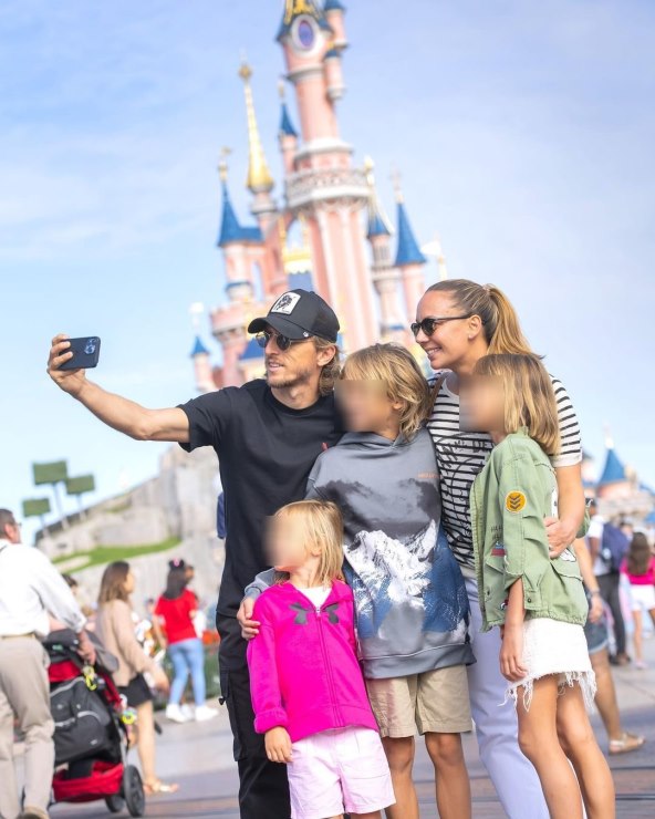 Luka Modrić i Vanja Modrić s djecom u Disneylandu