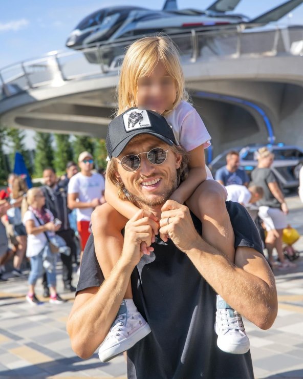 Luka Modrić i Vanja Modrić s djecom u Disneylandu