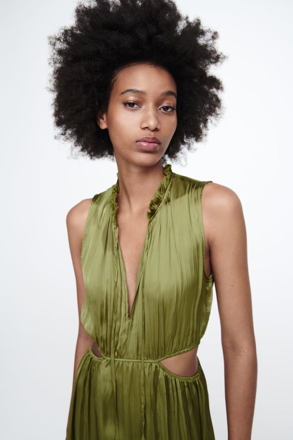 Maslinasto zelena satinirana haljina nabrane teksture