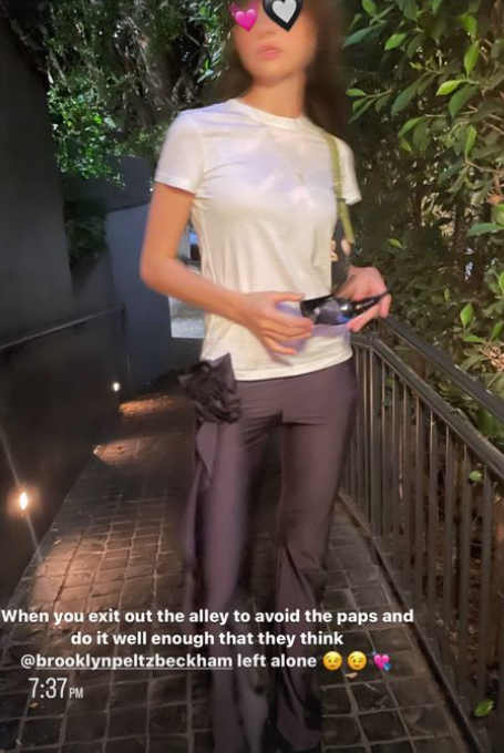 Brooklyn Beckham sjedi na cesti