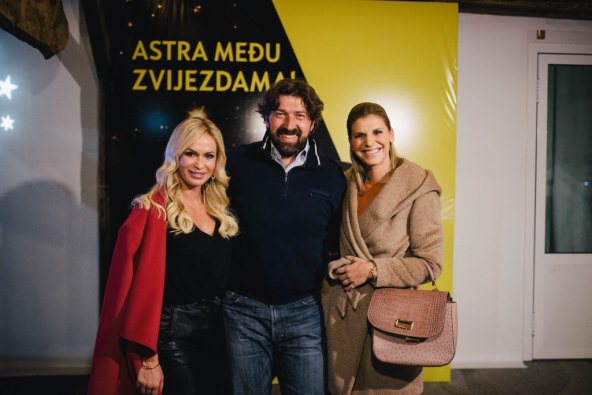 Profinjena elegancija nove Opel Astre testirana u netaknutoj prirodi Buškog jezera