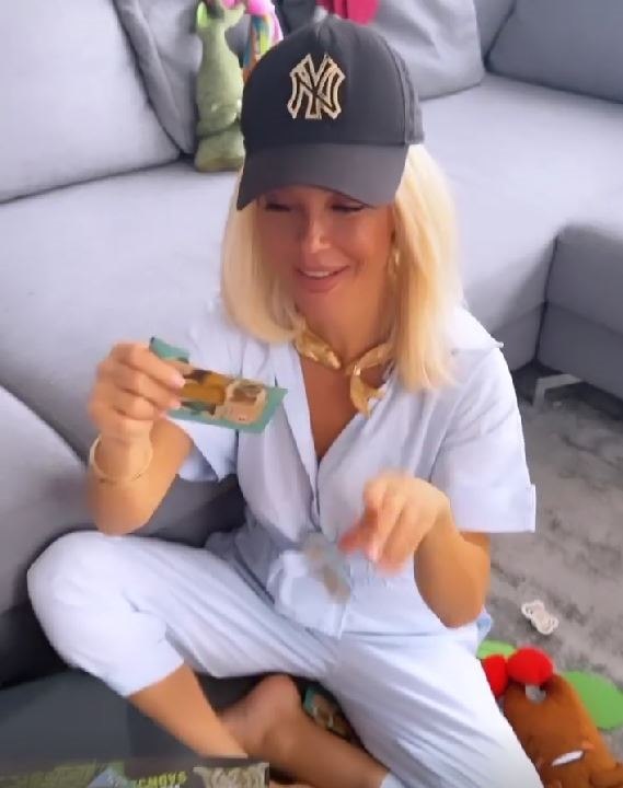 Maja Šuput se igra s Bloomom Tatarinovim