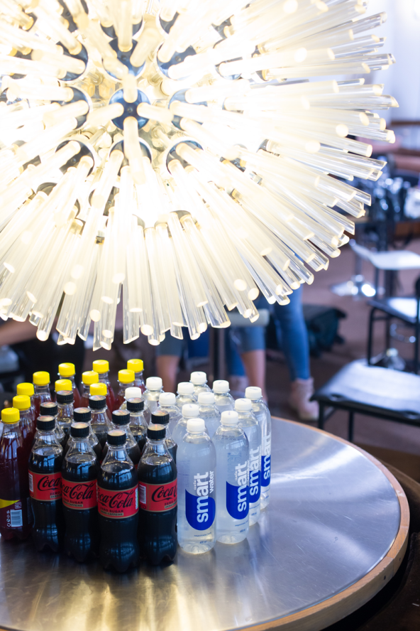 Voda Smartwater i coca Cola-Cola Zero Sugar / Zero Caffeine za okrjepu modela uoči revije