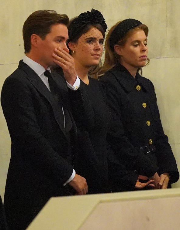 Princeza Eugenie i princeza Beatrice na bdjenju za kraljicu Elizabetu