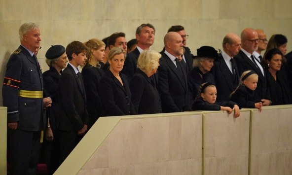 Kraljevska obitelj  na bdjenju za kraljicu Elizabetu