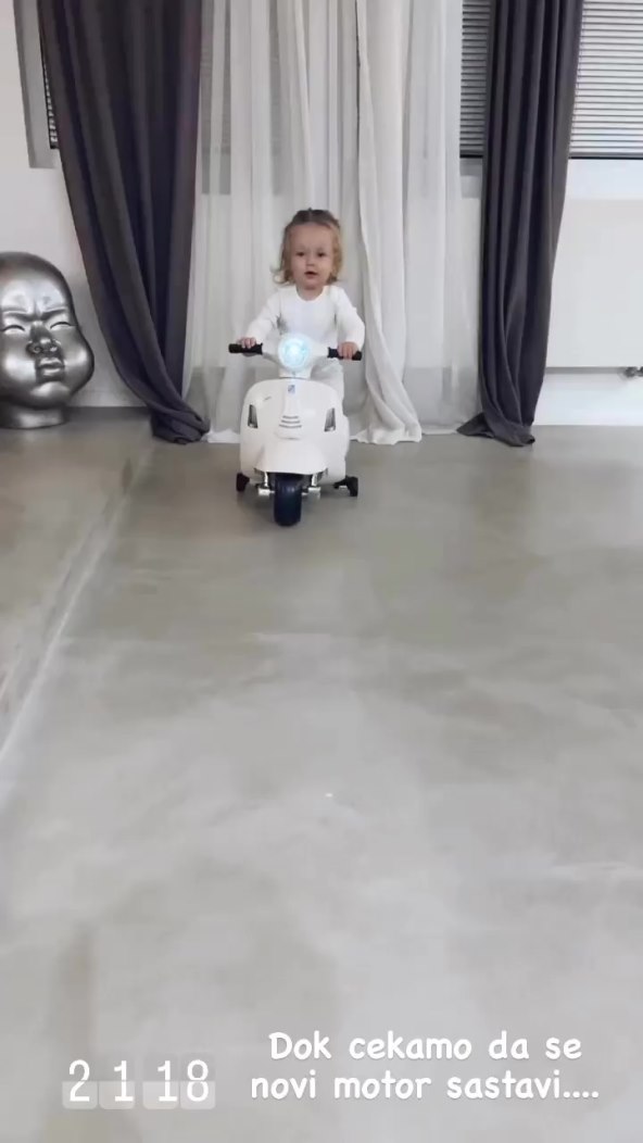 Bloom Tatarinov vozi motor u dnevnom boravku