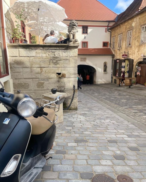 Nikolina Pišek u šetnji s kćeri Unom Sofijom