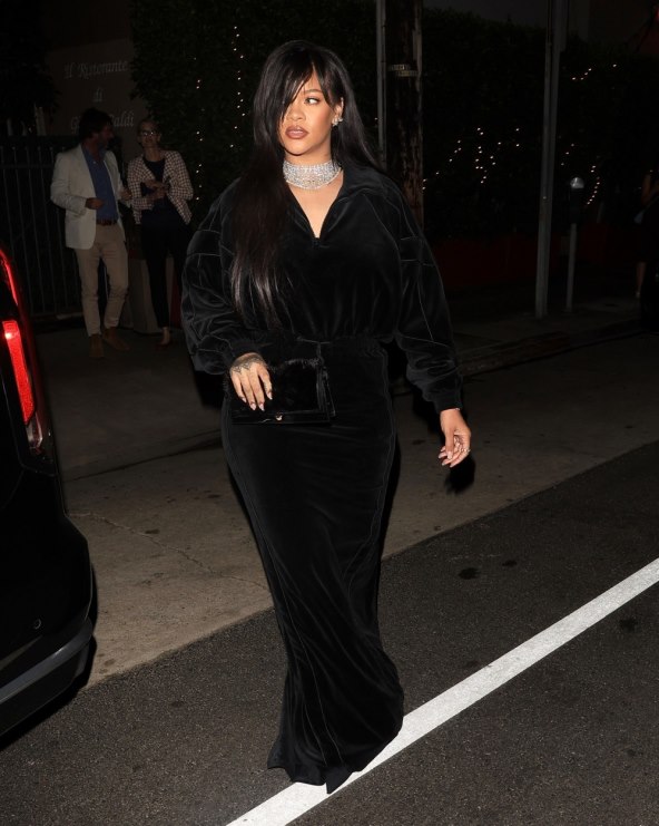 Rihanna s trbuhom do zuba