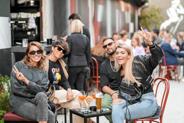 Ella Dvornik, Gianna Apostolski na Food Marketu