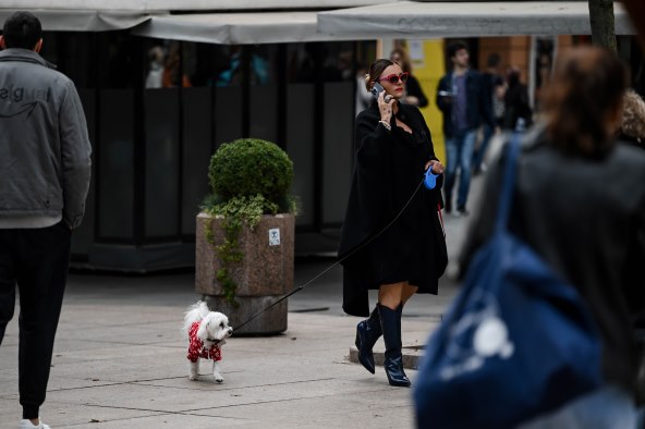 Dama na špici u kaubojskim čizmama