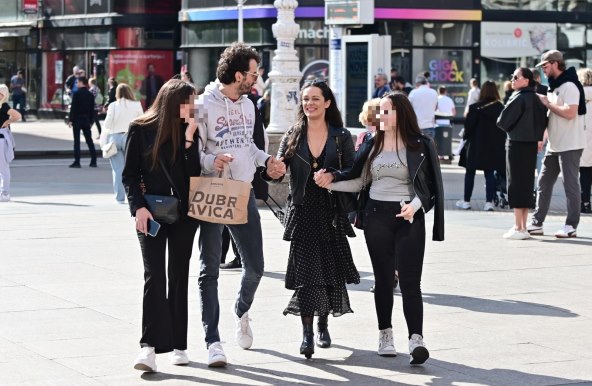 Marin Miletić i Kristina Krepela u gradu s njegovim kćerima