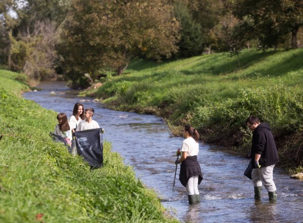 mladi iz Udruge RAST iz Voćina u sadnji dudova i čišćenju rijeke