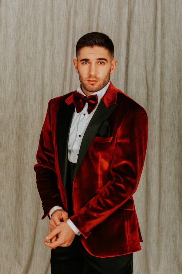 Luka Ivanušec u Royal Black odijelu.jpg