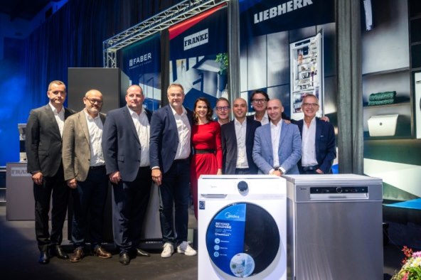 Davor Jurčić I njegova desna ruka Ana Sliško sa predstavnicima brandova čiji su zastupnici.jpg