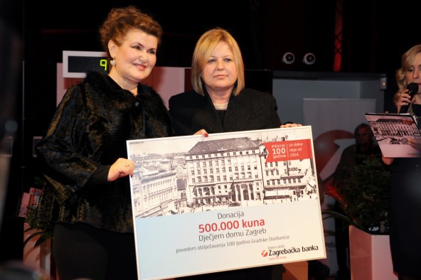 Obitelj Dedić zajedno na pozornici na proslavi velikog jubileja 