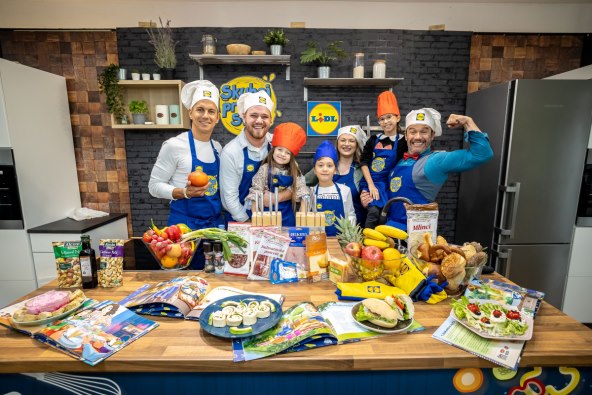 Kuharski timovi sa svojim jelima.jpg