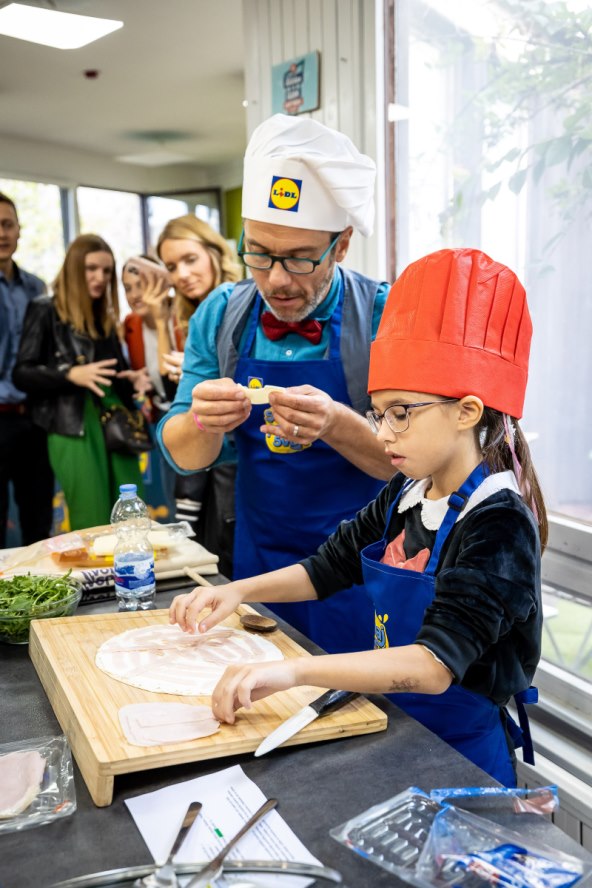 Mario Petrekovic i mala pomagacica Alina.jpg