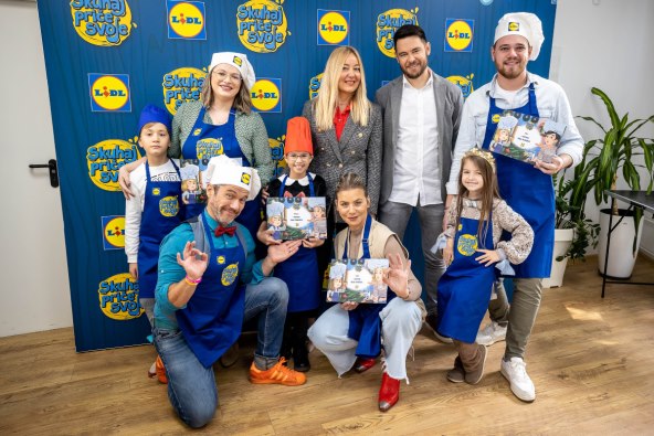 Predstavnici Lidla s malim kuharima i influencerima.jpg