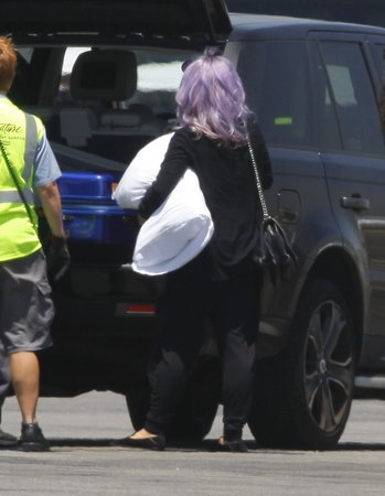 Kelly Osbourne - na putovanju bez trunke make-upa