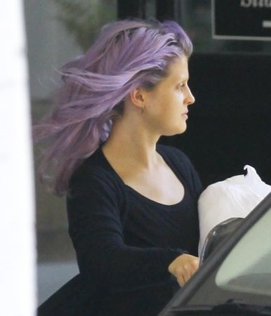 Kelly Osbourne - na putovanju bez trunke make-upa