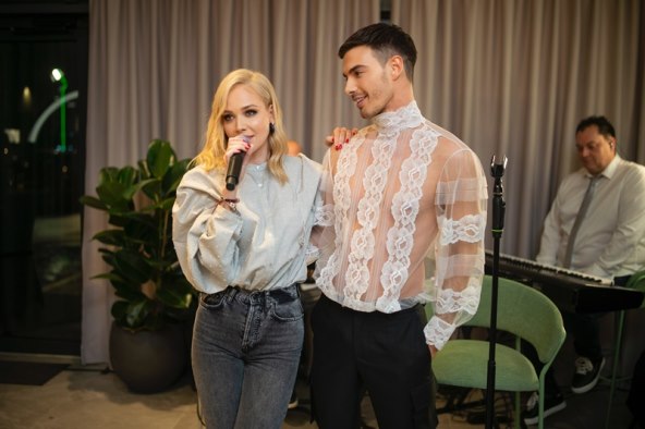 Jelena Rozga pjevala na otvorenju novog salona Franić