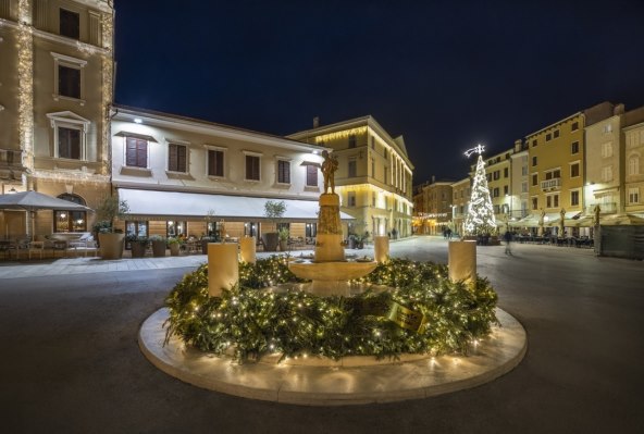 Adventski vijenac u centru grada(1).jpg