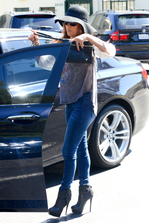 Kako Eva Longoria hoda u ovim vrtoglavo visokim gležnjačama?