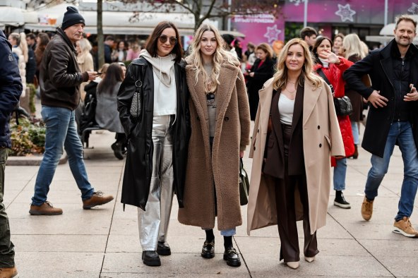 Stylish dame na špici za Badnjak