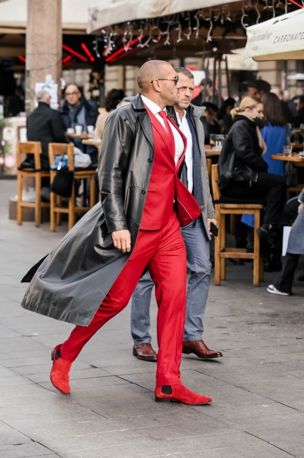 Muškarac u crvenom odijelu na špici za Badnjak 2021.