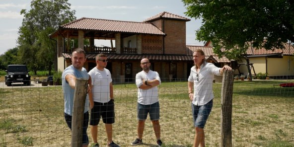 Domagoj Vida, Luka Mandić, Dimitrije i Dragan Simonović_crna svinja.jpg