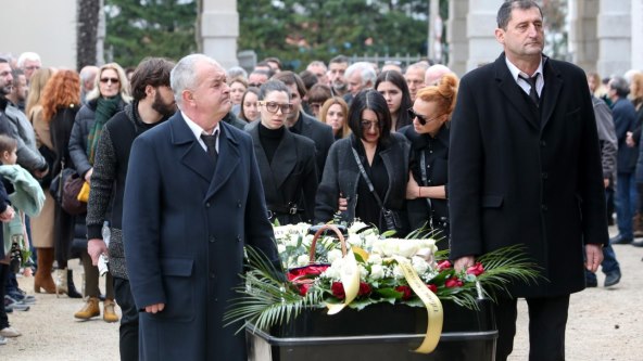 Eni Savić i Mirna Savić na Massimovom pogrebu