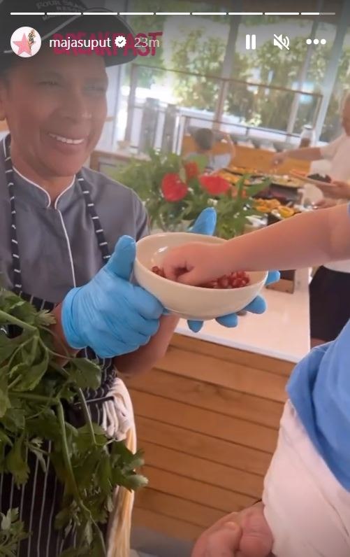 Bloom Tatarinov jede šipak na Mauricijusu