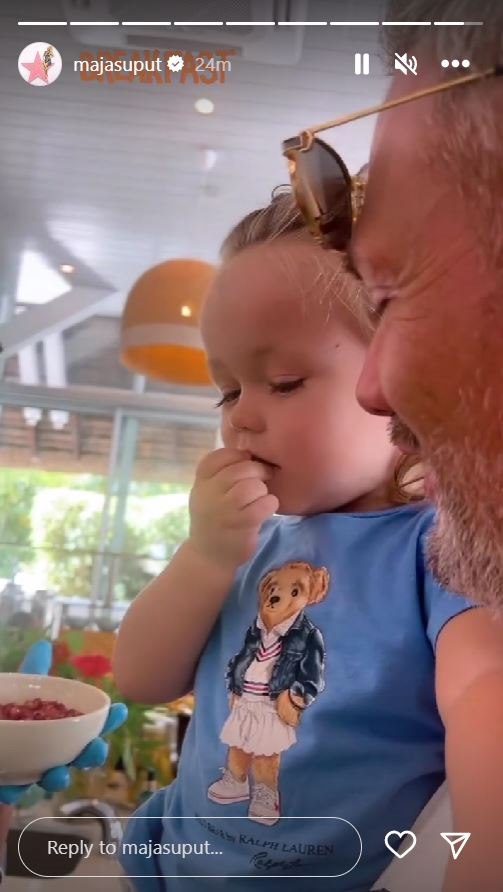 Bloom Tatarinov jede šipak na Mauricijusu