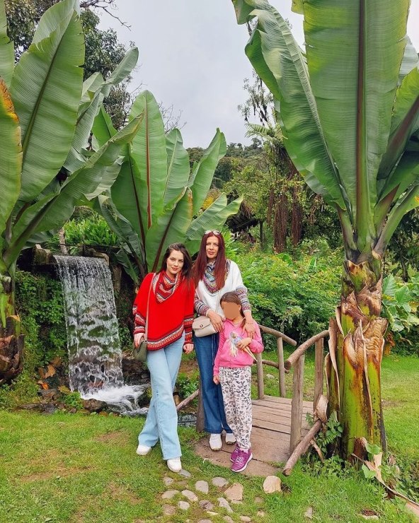 Ana Uršula Najev s majkom i polusestrom u Boliviji