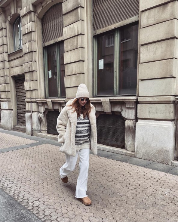 Anita Dujić pokazala trudnički trbuh