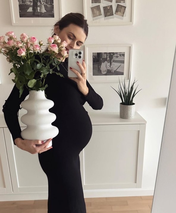 Anita Dujić pokazala trudnički trbuh