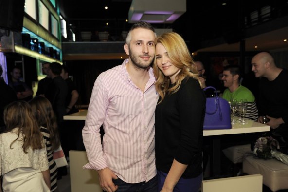 Umjesto u Grašinom, Danijela Martinović predstavila spot u zagrljaju riječkog manekena