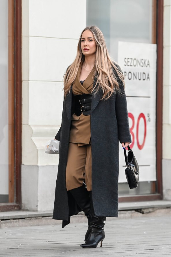 Dama na špici u smeđem odijelu