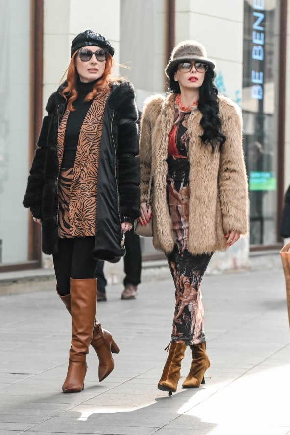 Prijateljice na špici u trendi kombinacijama