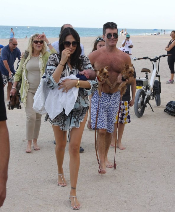 Simon Cowell i njegova Lauren uživali na plaži sa sinom i psićima