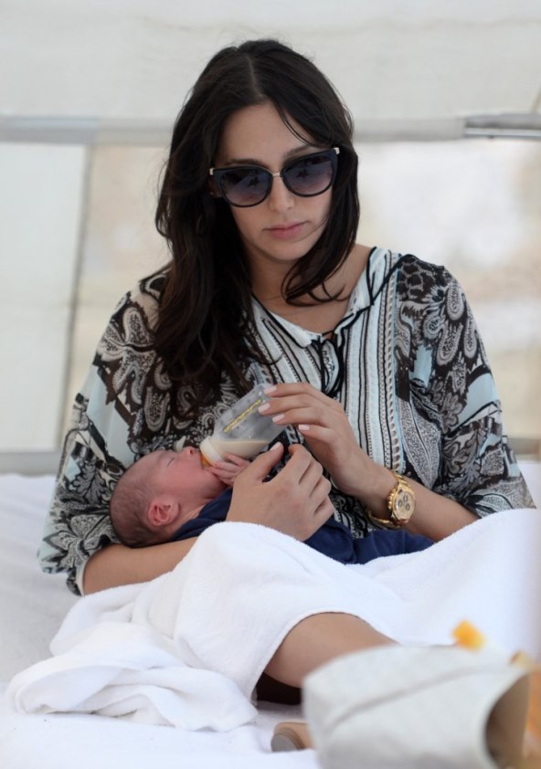 Simon Cowell i njegova Lauren uživali na plaži sa sinom i psićima