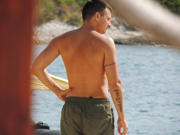 Nikky Vuksan i zgodna brineta