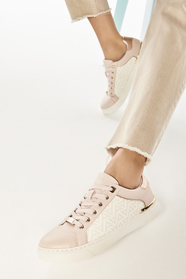 ss23_preq1_iconicsport_w_iconispec_blushbonemonogram_3840.jpg