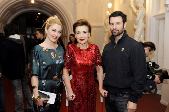 Ecija Ojdanić blistala u društvu supruga, kćerkice i kolega