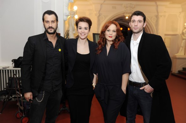 Ecija Ojdanić blistala u društvu supruga, kćerkice i kolega